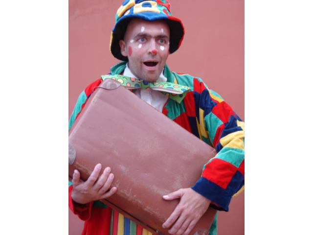 Photo Clown anniversaire, mime, statue vivante, échassier, faux serveur, artisste de rue, animations déamb image 1/6