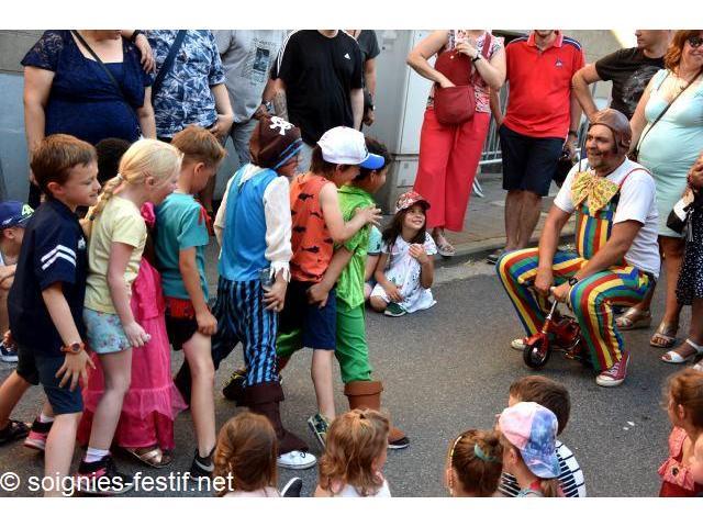 Photo clown pour anniversaire, animations chasses aux oeufs, échassier, clown, mimie, statue vivante, faux image 1/6