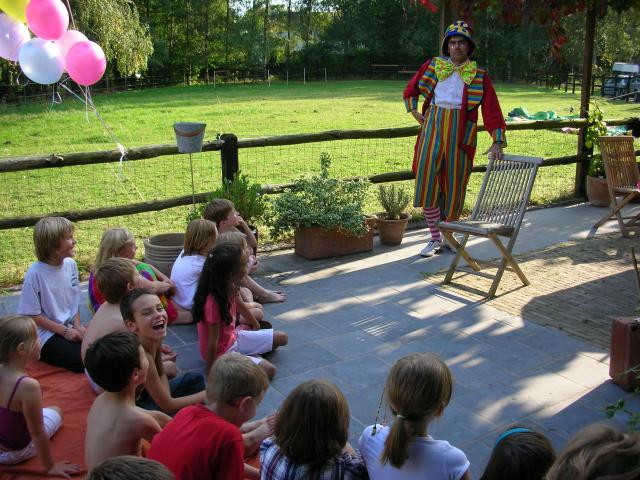 Clown pour anniversaire d'enfants, un spectacle de clown accompagné de sculptures de ballons.