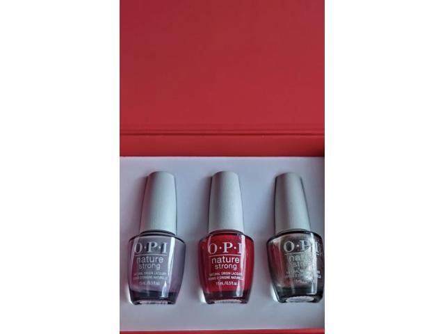 Coffret rouge OPI Nature strong neuf