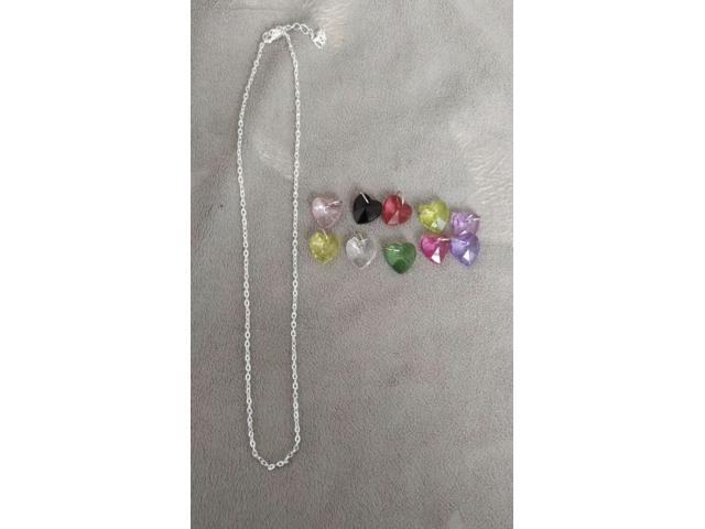 Collier + 10 pendentifs "coeurs" neufs