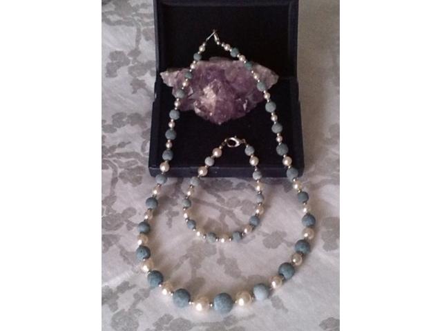 Photo Collier et Bracelet Vintage en perles natureles bi-color. Pour Femme. image 1/3