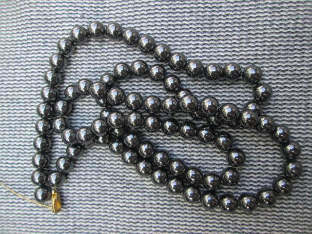 Photo collier perles grises majoriques image 1/3