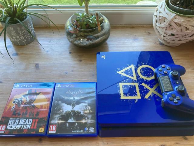 Photo Console Sony PS4 500 Go Edition Limitée Days of Play + 2 Jeux image 1/1