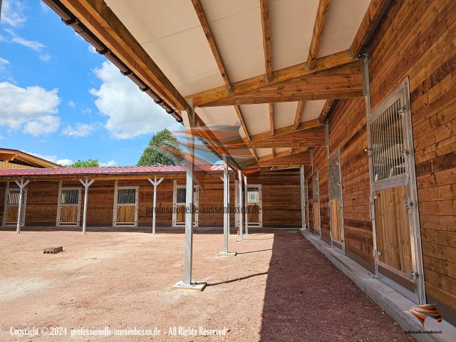 Construction d'Écuries pour Chevaux, Boxes Extérieurs, Abris Ouverts et Accessoires pour Chevaux