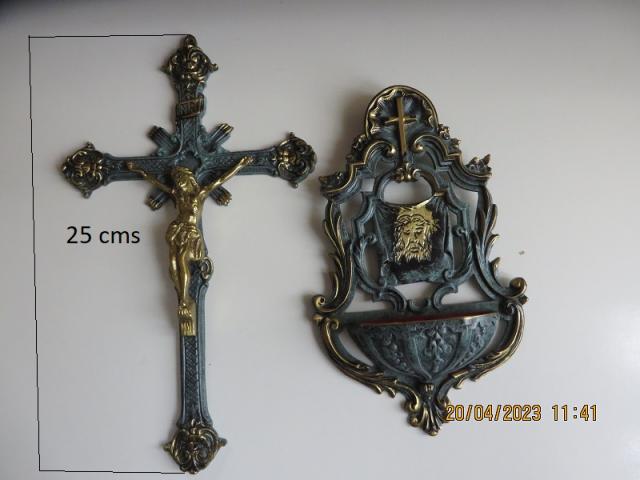 Photo Crucifix et bénitier image 1/1