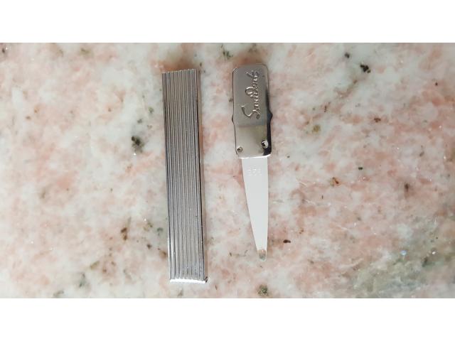Cure dents de poche, très petite lame en argent massif (925), incluse dans un support métallique arg