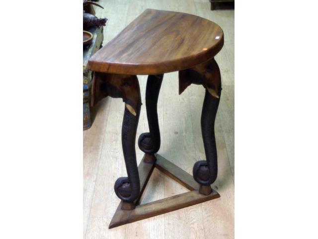 Demi table haute en bois aux pieds éléphant - H: 77 cm