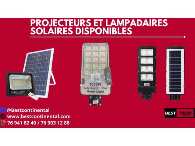 DES PROJECTEURS / LAMPADAIRES SOLAIRE DE TRES BONNE QUALITE.