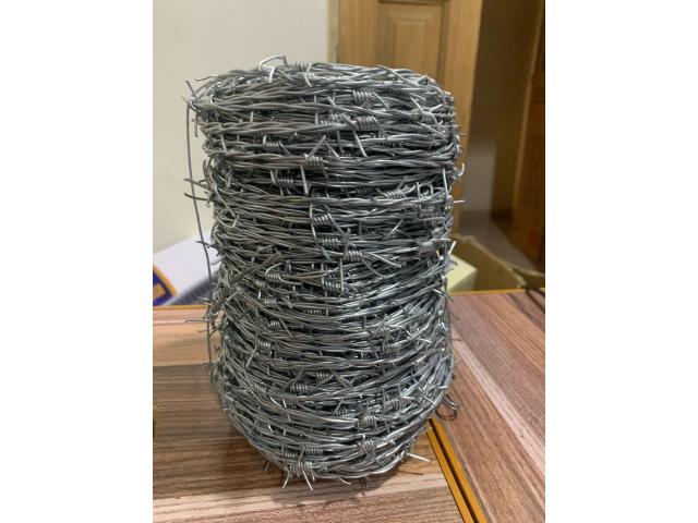 DES ROULEAUX DE BARBELES DISPONIBLE