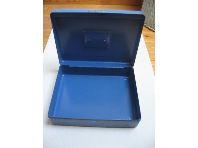 Photo Deux anciennes boîtes métalliques "coffre-fort" de couleur bleu Roy sans serrure avec poig image 1/6