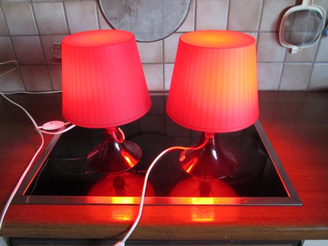 deux petites lampes rouges