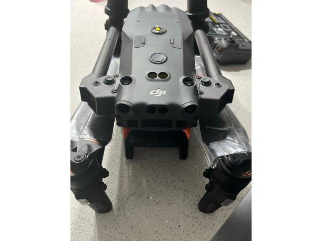 Drone DJI Matrice 30T avec capteurs infrarouges thermiques. Neuf