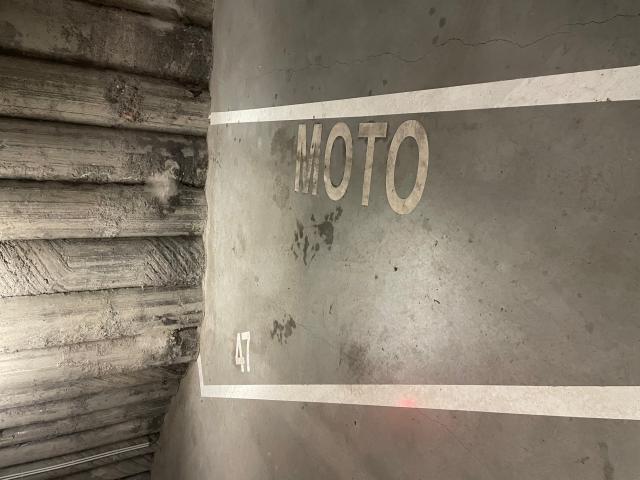 Emplacement de parking souterrain pour moto - Lire la description