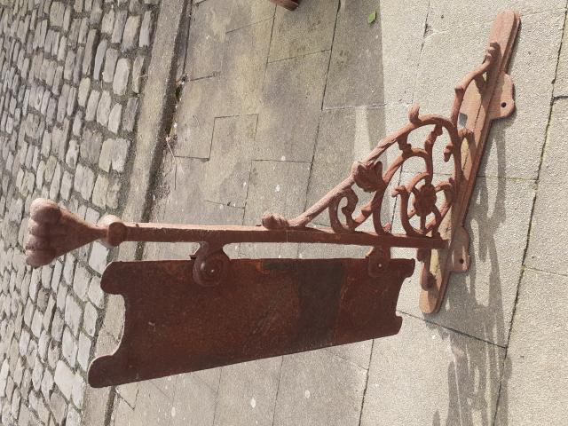 ENSEIGNE EN FONTE SUR POTENCE EN FONTE (77cm).