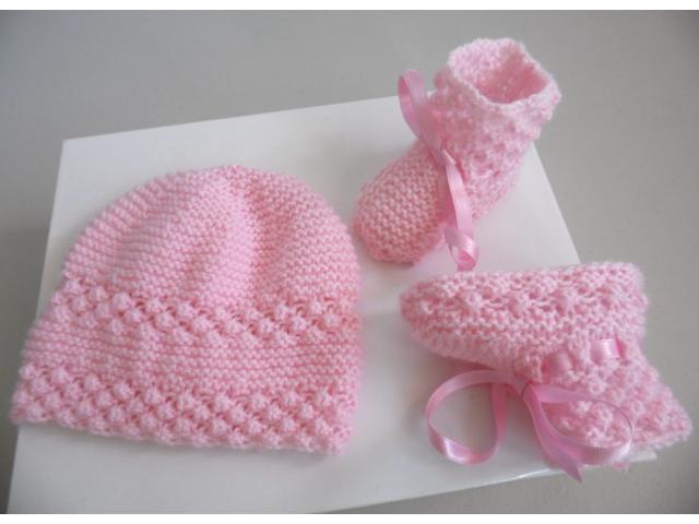Ensemble bonnet chaussons ROSES tricot laine fait main