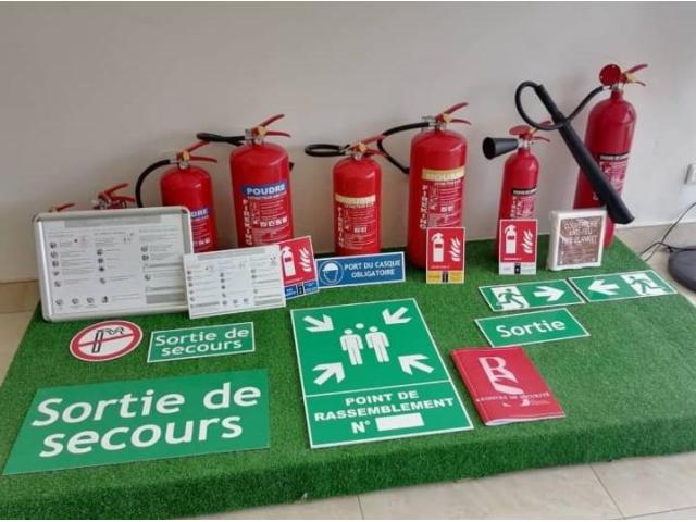 EXTINCTEURS  CO2  , A POUDRE ABC , & A EAU  , INSTALLATION POSSIBLE  PARTOUT AU SENEGAL