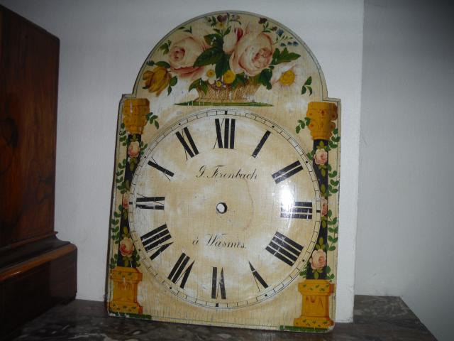 façade d'horloge en bois peint