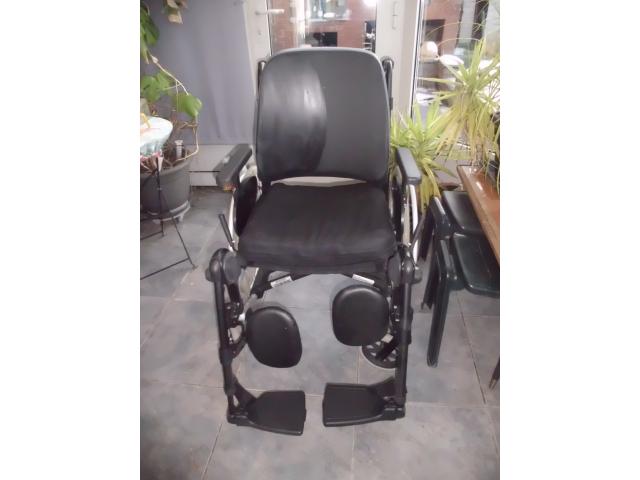 Photo fauteuil roulant image 1/2