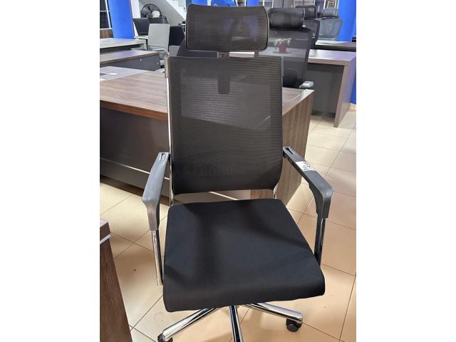 FAUTEUILS  & TABLE  DE BUREAU DE QUALITE DISPONIBLE