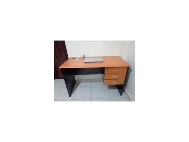 FAUTEUILS & TABLES  DE BUREAU DE QUALITE DISPONIBLE