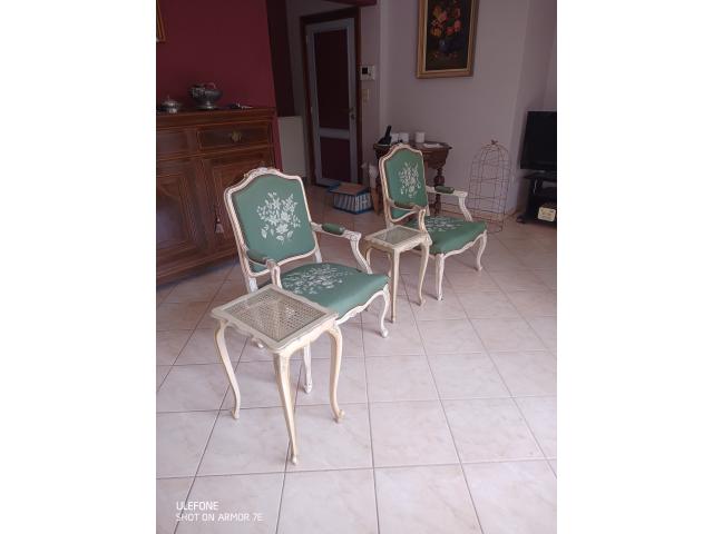 Fauteuils "type" Louis XV + tables gigogne