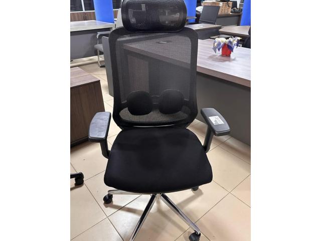FAUTEUILS /  TABLE  DE BUREAU DE QUALITE DISPONIBLE