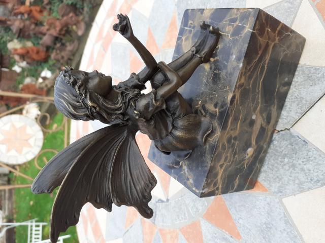 FEE ASSISE EN BRONZE AU PAPILLON SUR SOCLE .