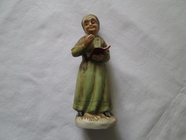 Figurine biscuit vieille femme au livre