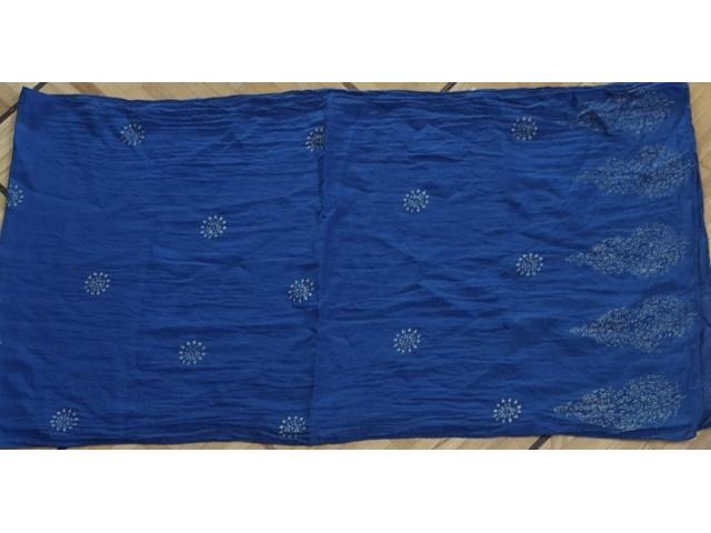 Foulard bleu avec motifs dorés