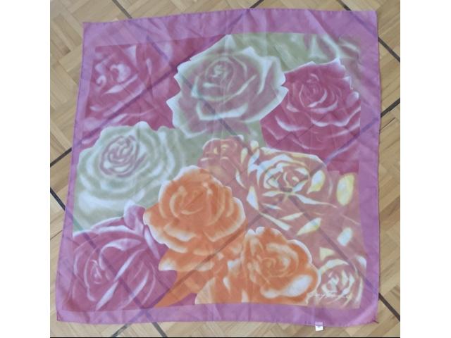 Foulard carré "Roses" neuf