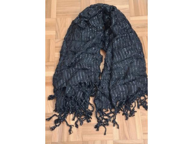 Foulard noir à franges comme neuf