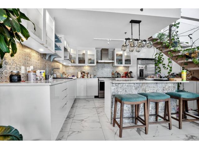 Fully-Furnished penthouse 100 m from Concordia University (Montreal, Quebec)