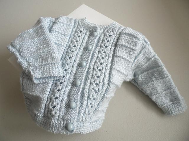 Gilet bebe, layette tricotee main, coloris bleu azur