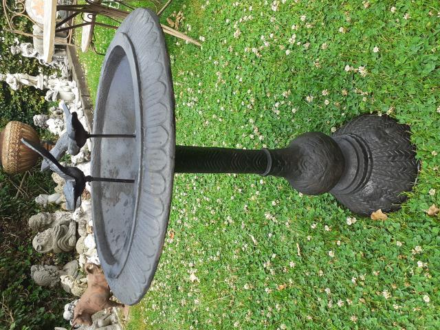 GRAND BAIN D'OISEAUX EN FONTE PATINEE