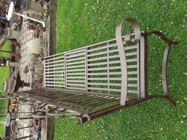 GRAND BANC DE JARDIN EN FER FORGE PATINE ET TABLETTE AMOVIBLE.