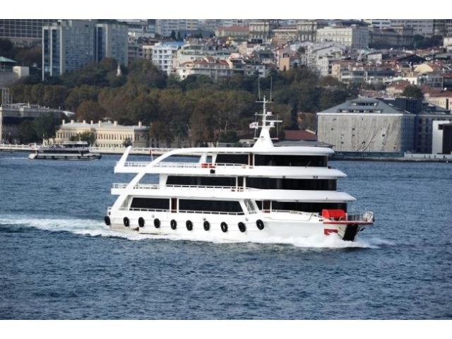Grand bateau transport 1000 passagers de 49 m année 2012