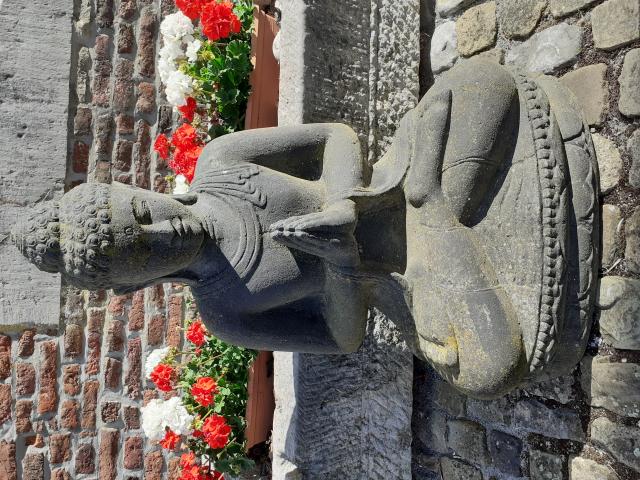 GRAND BOUDDHA A LA PRIERE EN PIERRE PATINEE (1m)