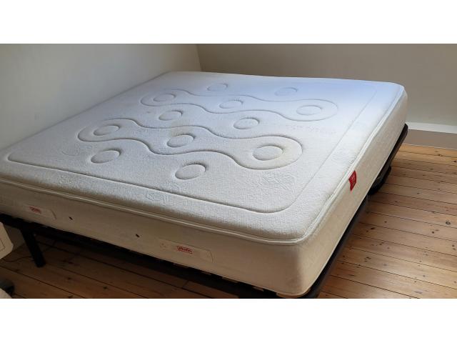 Grand matelas haut de gamme avec sommier