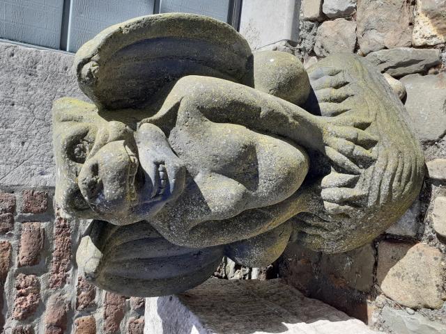 GRANDE GARGOUILLE EN PIERRE PATINEE
