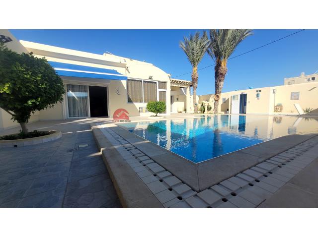 Grande maison à vendre en zone touristique Djerba - Réf V590