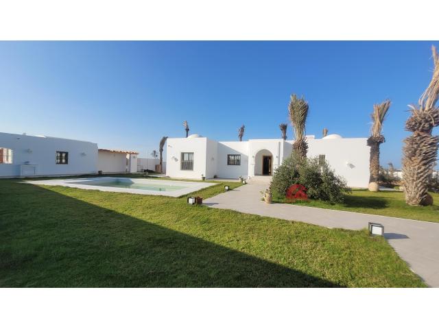 GRANDE MAISON SUR MEZRAYA DJERBA ZA - RÉF V693