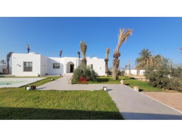 GRANDE MAISON SUR MEZRAYA DJERBA ZA - RÉF V693