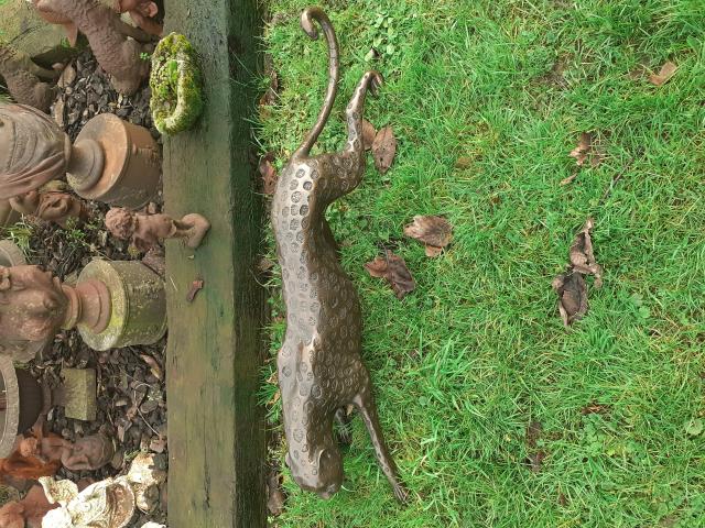 GRANDE PANTHERE EN BRONZE (Longueur 1,10 m).