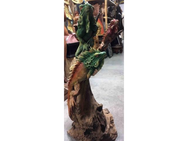 Grande statue d'iguane en bois sur un tronc - H: 100 cm