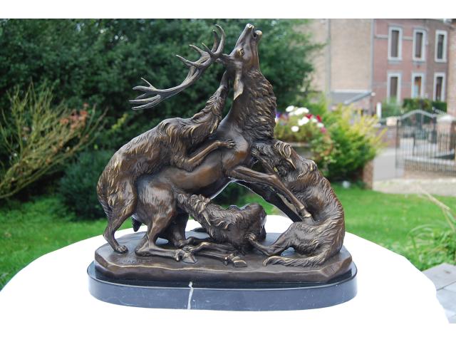 GRANDE STATUE EN BRONZE SIGNE(scène de chasse).