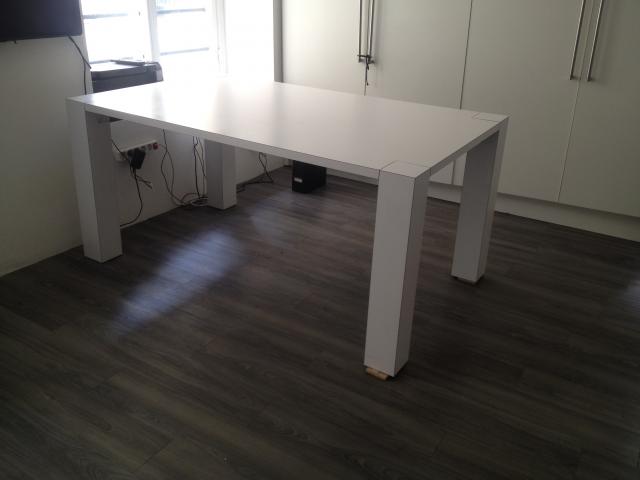 Photo Grande table design blanche en bois image 1/2