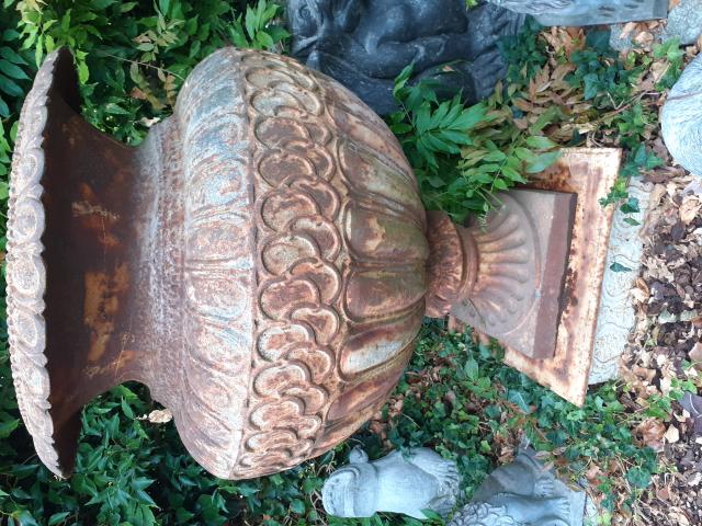 GRANDE VASQUE EN FONTE SUR SOCLE