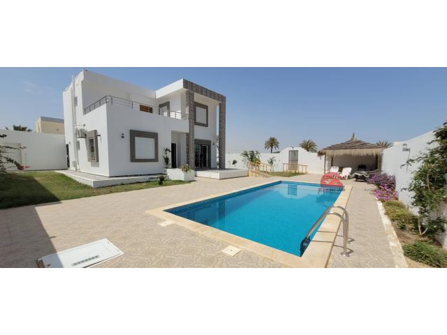 GRANDE VILLA AVEC PISCINE A DJERBA - RÉF L762