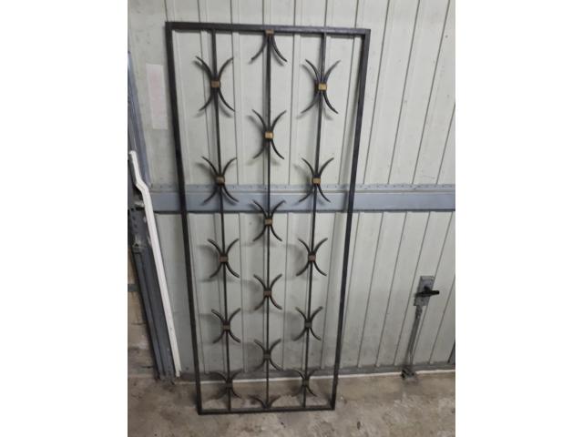 Grille de porte decorative